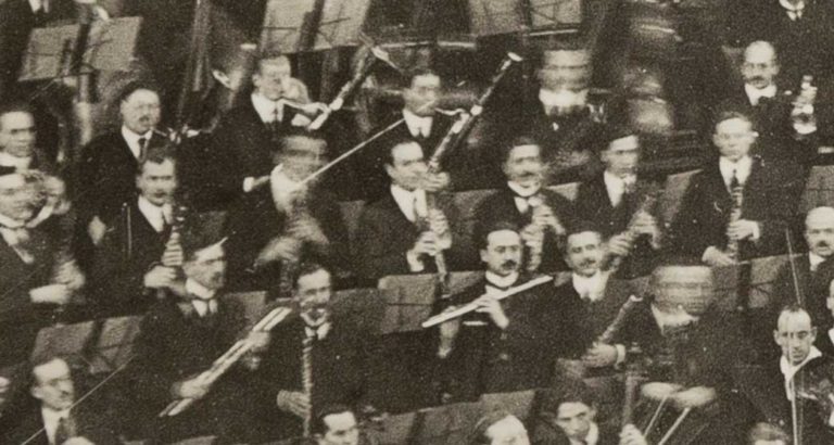 A close-up of the previous photo. Tabuteau can be seen sitting between and in front of the second and third bassoon. The oboe section includes a fourth player